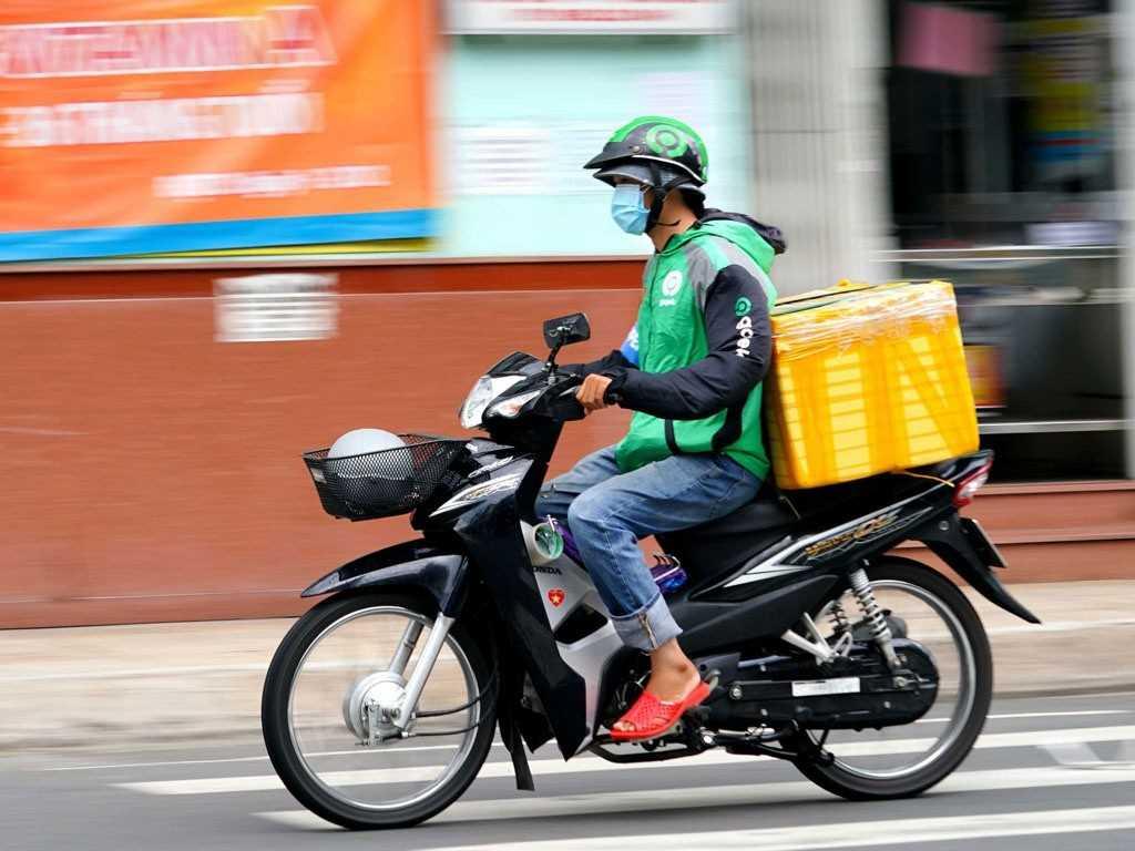 Shipper vận chuyển hàng hoá thiết yếu đến người dân