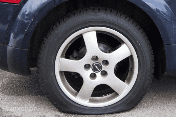 Cách xử lý lốp xe bị thủng lốp khi không có sẵn lốp dự phòng