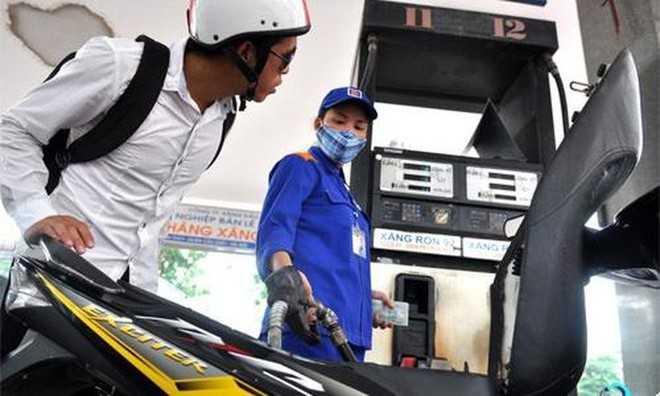 Không mua xăng khi thấy hai nhân viên đang cùng thao tác máy