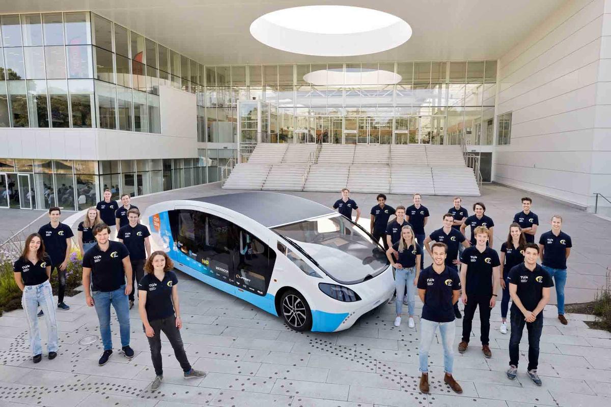 Nh&oacute;m sinh vi&ecirc;n thiết kế xe mobilehome