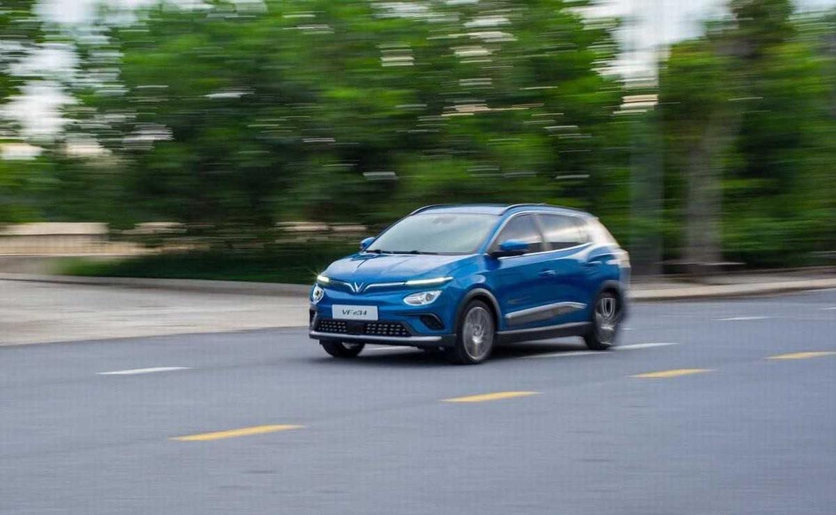 Xe điện VF e34 lăn bánh trên phố