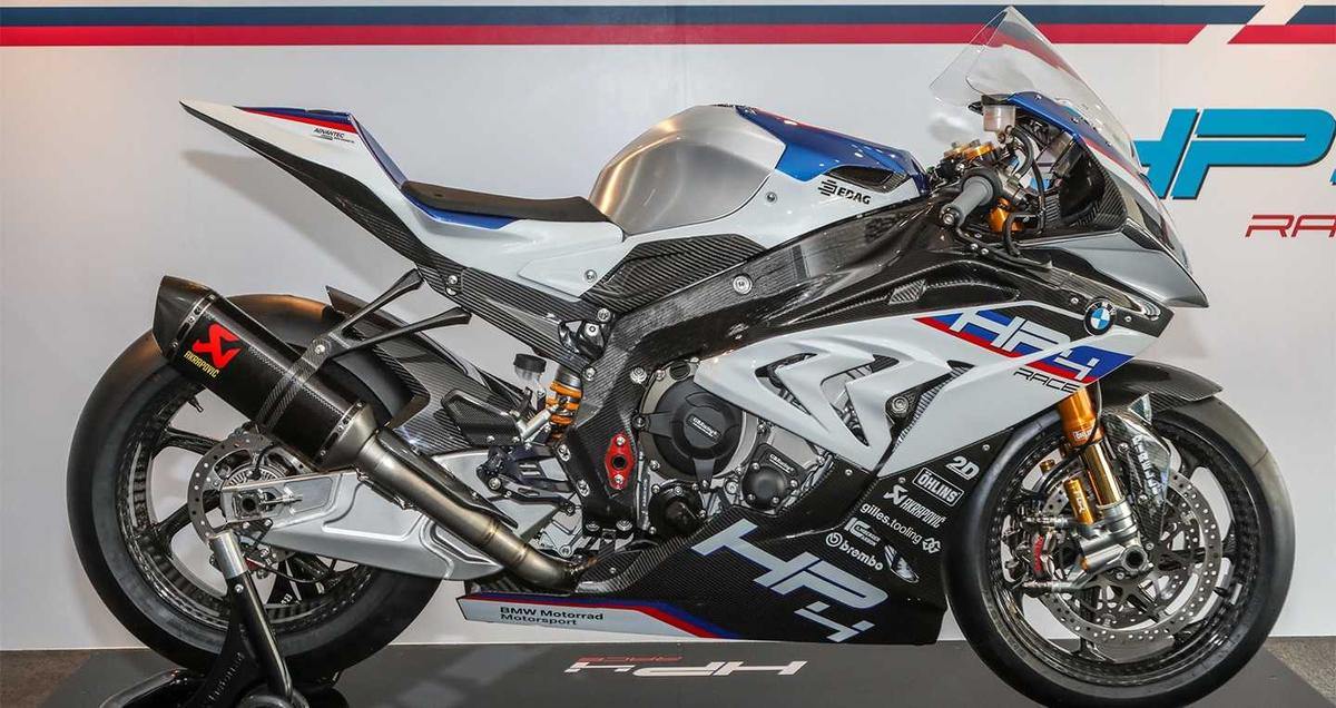 BMW HP4 Race chỉ c&oacute; đ&uacute;ng một t&ugrave;y chọn m&agrave;u sơn l&agrave; trắng phối xanh dương, k&egrave;m những đường kẻ sọc đỏ theo m&agrave;u của đội đua h&atilde;ng. Tr&ecirc;n to&agrave;n thế giới, chỉ c&oacute; đ&uacute;ng 750 chiếc được sản xuất.