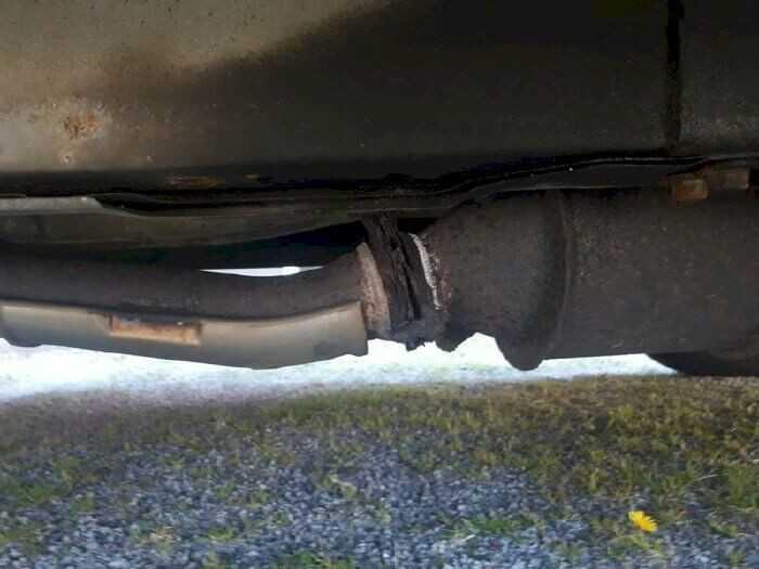 5 dấu hiệu nhận biết ô tô đang bị nứt ống xả