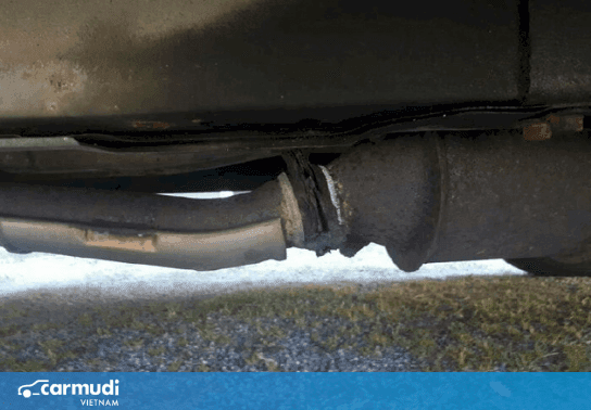 5 dấu hiệu nhận biết ô tô đang bị nứt ống xả
