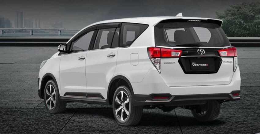 Đuôi xe Toyota Innova 2022