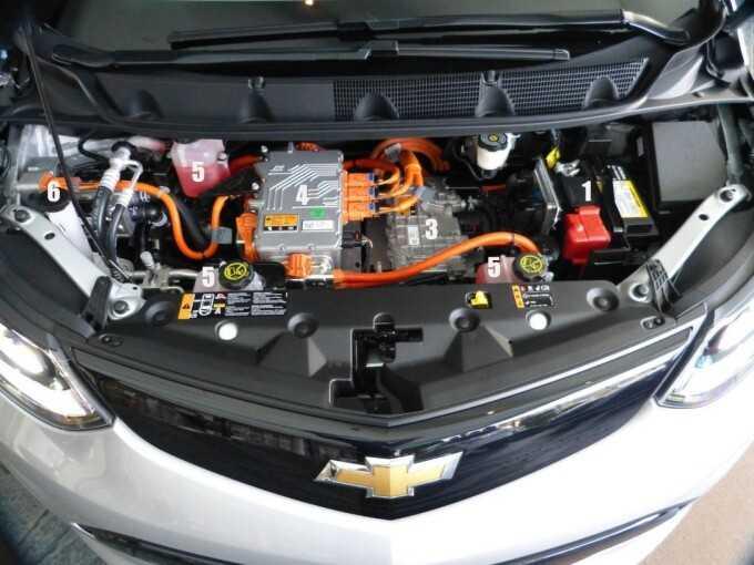 Dưới nắp ca-pô mẫu xe điện Chevrolet Bolt