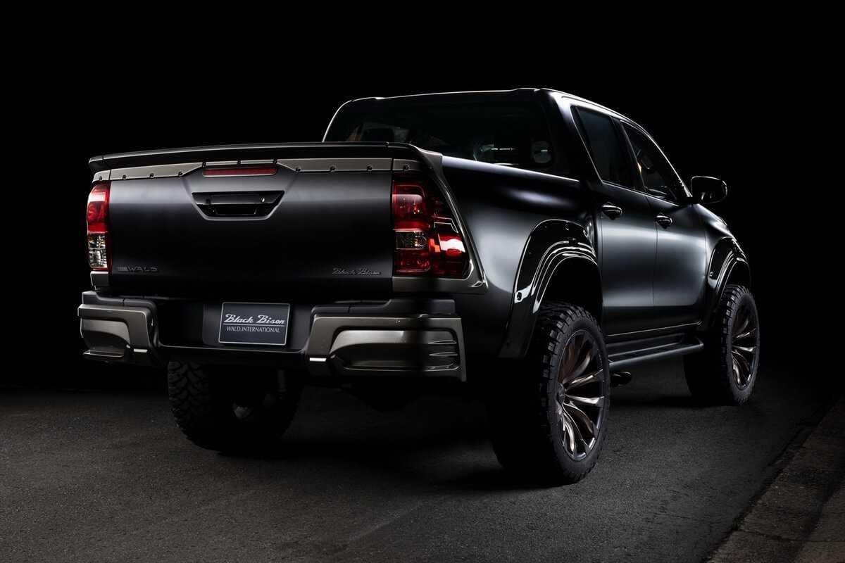 Hilux của Wald to&aacute;t l&ecirc;n một vẻ b&iacute; hiểm v&agrave; lạnh l&ugrave;ng.