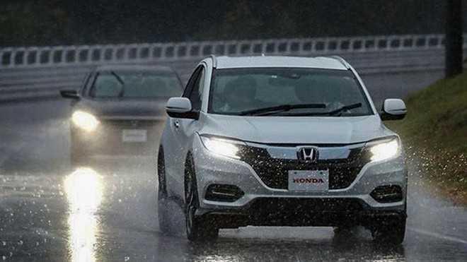 Bình tĩnh đi vào vùng nước ngập và không tăng tốc đột ngột