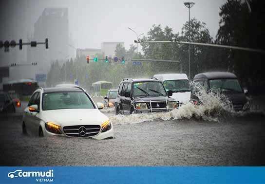 Ô tô bị ngập nước có được bảo hiểm chi trả tiền sửa xe không