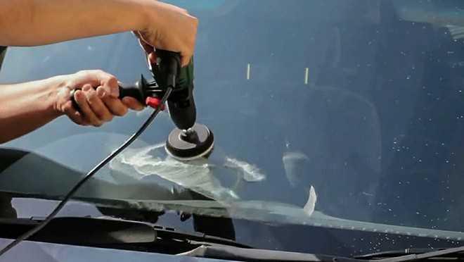 Làm sạch bề mặt kính xe