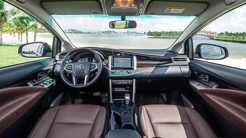 Khoang cabin xe Toyota Innova 2022
