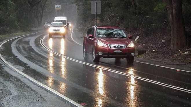 Giữ khoảng cách an toàn và bật đèn đủ an toàn