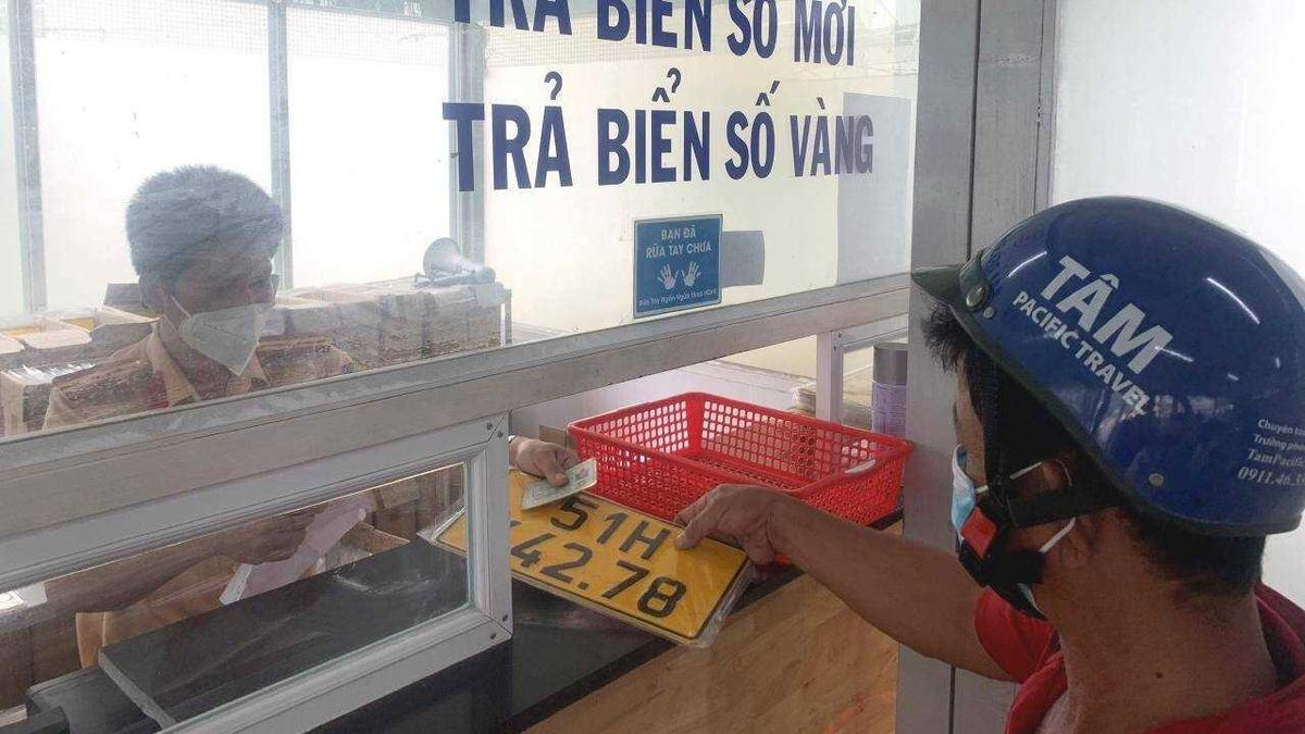 C&aacute;n bộ CSGT sẽ l&agrave;m việc ngo&agrave;i giờ h&agrave;nh ch&iacute;nh để kịp tiến độ đổi biển số v&agrave;ng từ nay đến ng&agrave;y 31/12