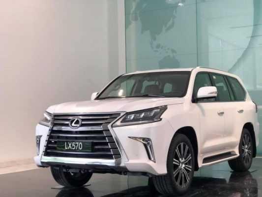 Thiết kế đầu xe Lexus LX 570 nổi bật
