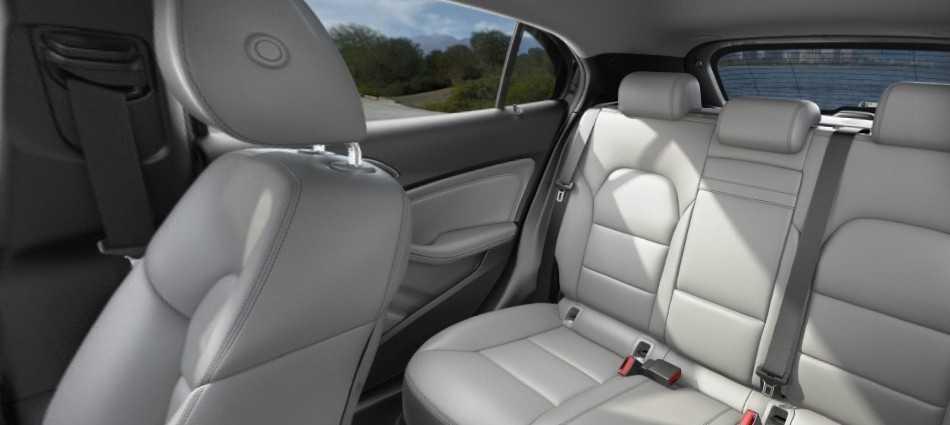 Da nhân tạo vẫn được ứng dụng phổ biến trên xe sang nhờ các ưu điểm của nó