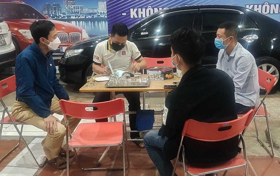 Kh&aacute;ch h&agrave;ng kiểm tra giấy tờ trước khi nhận xe.