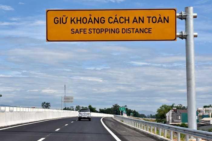 L&aacute;i xe lu&ocirc;n phải giữ khoảng c&aacute;ch an to&agrave;n khi lưu th&ocirc;ng tr&ecirc;n đường.