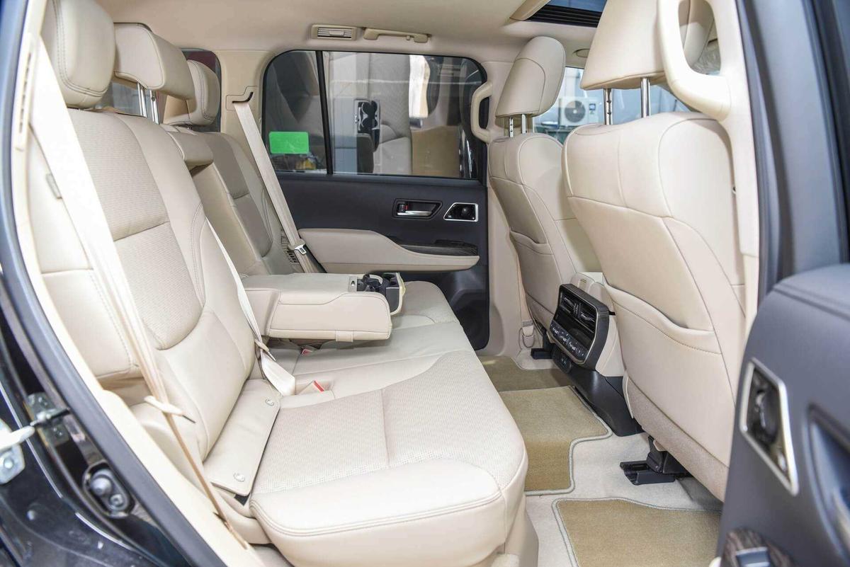 Nội thất Toyota Land Cruiser LC300