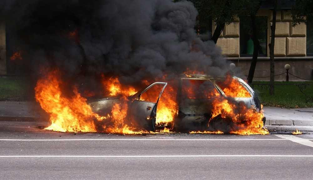 Những vật dụng kh&ocirc;ng n&ecirc;n để trong &ocirc; t&ocirc; như bật lửa, b&igrave;nh xịt, đồ điện tử&hellip; ở c&aacute;c vị tr&iacute; tiếp x&uacute;c trực tiếp với &aacute;nh nắng mặt trời