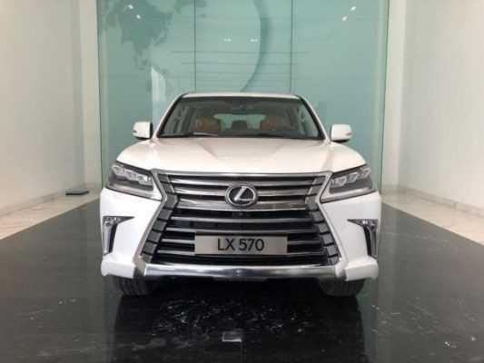 Thân xe Lexus LX 570 được trang bị các tiện ích
