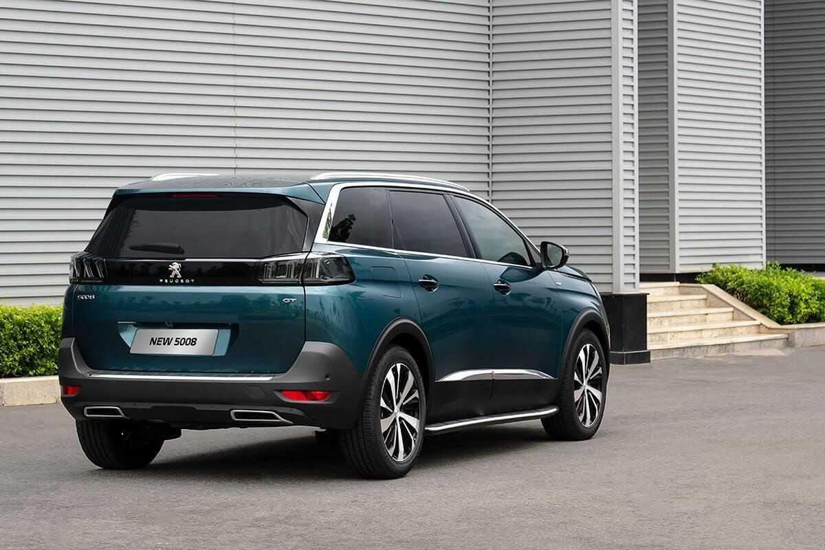 Đuôi xe Peugeot 5008 2022 có thiết kế hài hoà và cân đối.