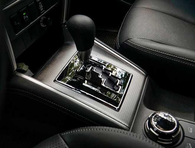 Cần số có thêm các nút điều khiển, mang lại sự thuận tiện cho người lái.