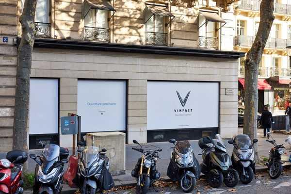 Logo VinFast nổi bật, dễ d&agrave;ng nhận diện tr&ecirc;n đại lộ Malesherbes 