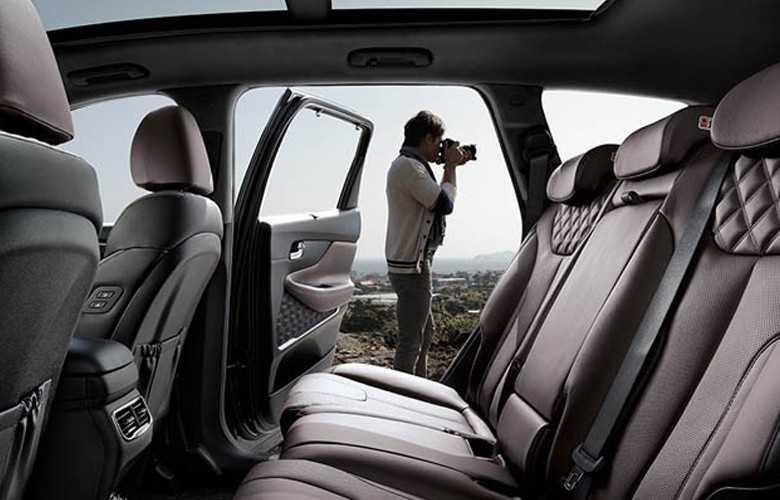 Khoang hành lý của Hyundai Santa Fe 2022 có dung tích rộng rãi vừa đủ