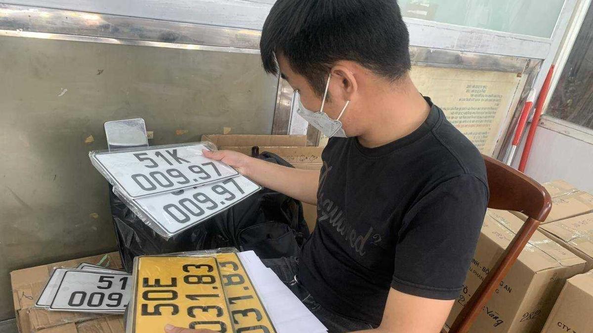 Đổi biển số v&agrave;ng kh&ocirc;ng ảnh hưởng đến việc kinh doanh của người d&acirc;n. Khi c&oacute; biển v&agrave;ng, chủ xe mới phải mang biển số trắng l&ecirc;n đổi.