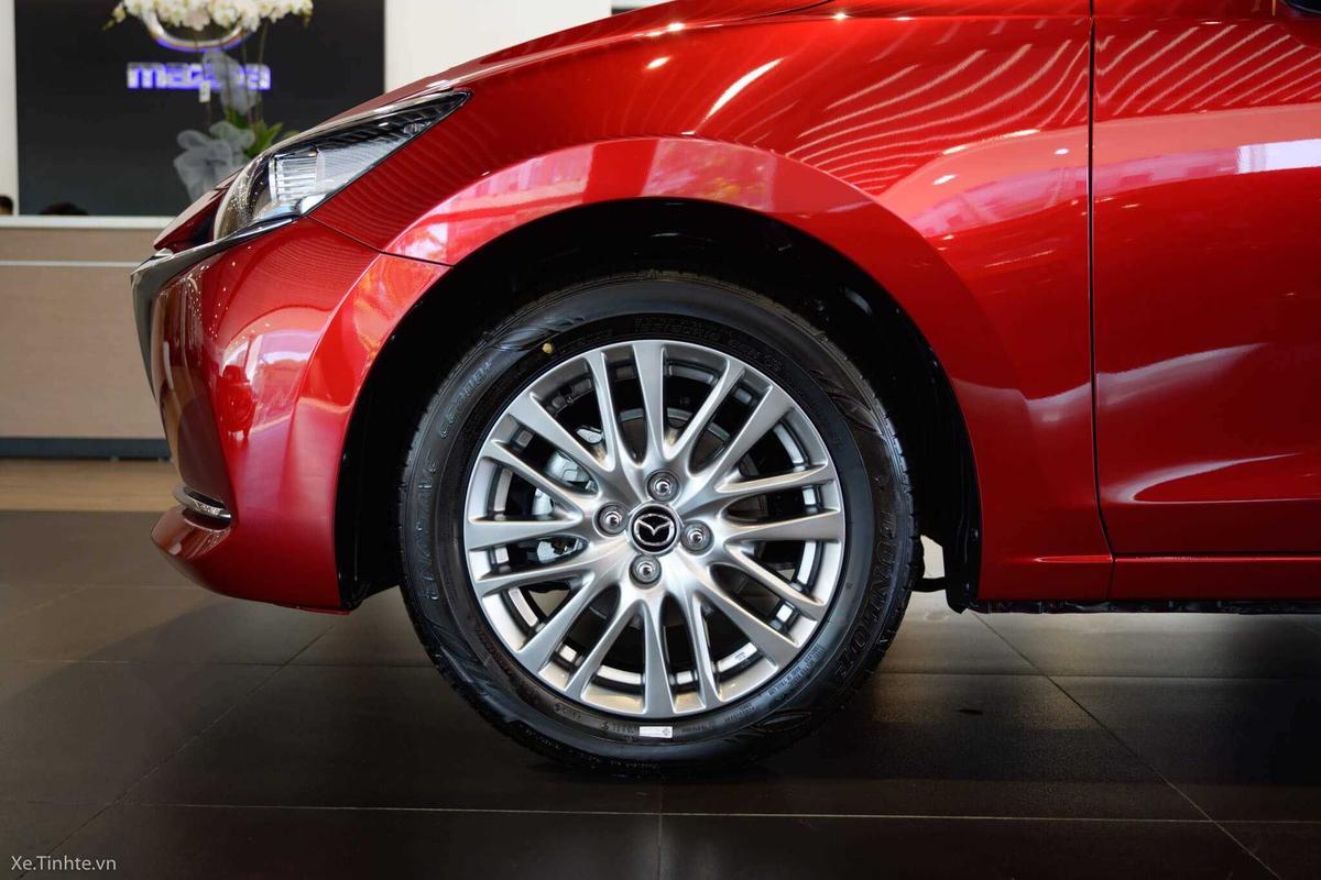 Dọc thân xe nổi bật bởi bộ la zăng 8 chấu kép