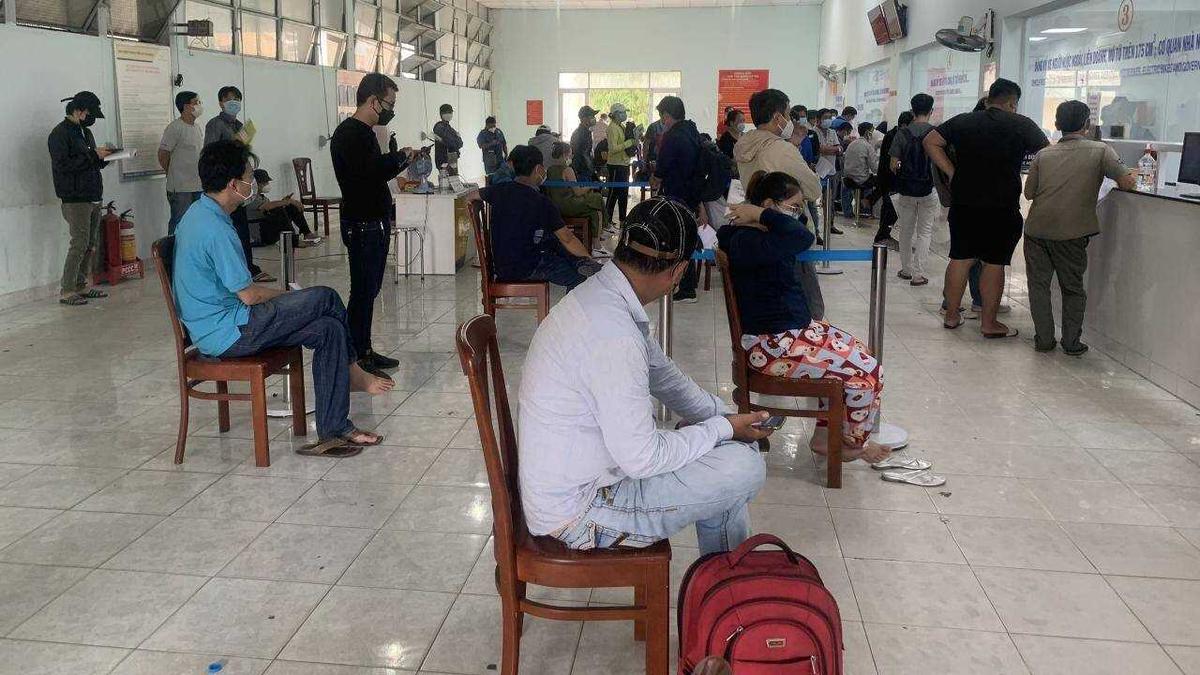 Người d&acirc;n đến sớm xếp h&agrave;ng chờ cấp GPLX, đổi biển số