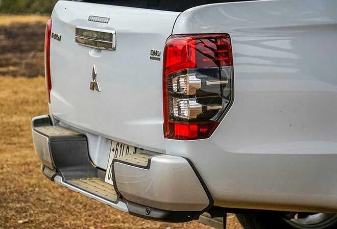 Thùng xe nhà Mitsubishi khá rộng rãi khi so sánh với một số đối thủ