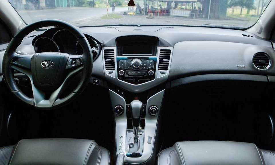 Nội thất chiếc Lacetti CDX 2009 c&oacute; thiết kế kh&aacute; thời thượng.