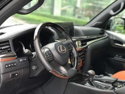 Vô lăng được ốp gỗ, bọc da với thiết kế vừa vặn