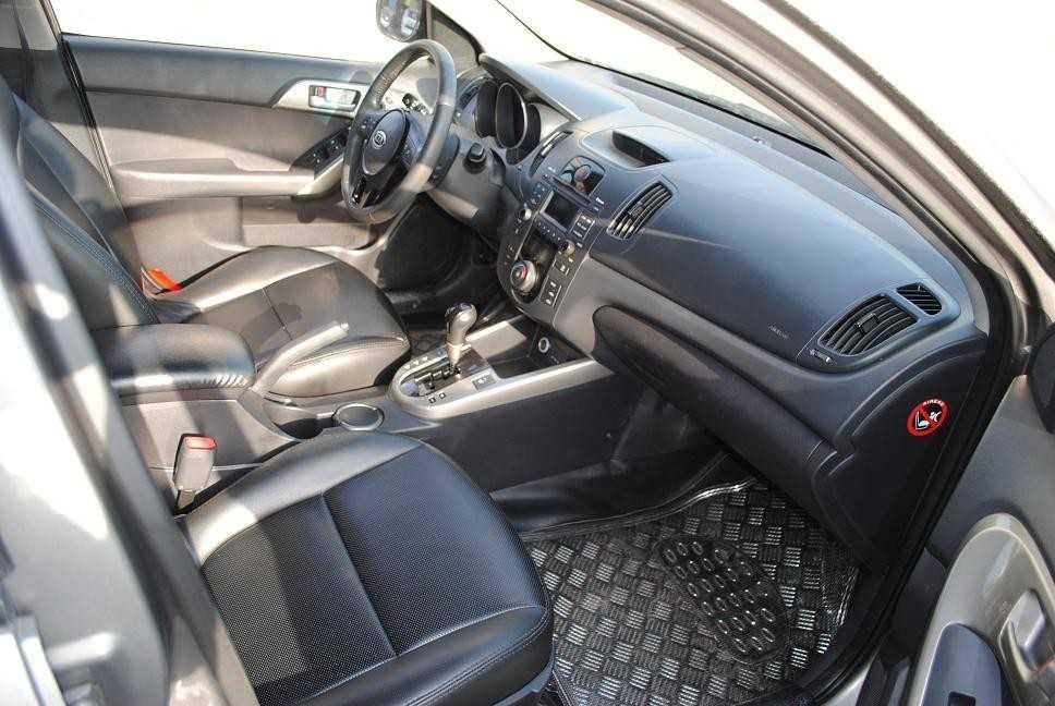 Nội thất một chiếc Kia Forte đời 2010.