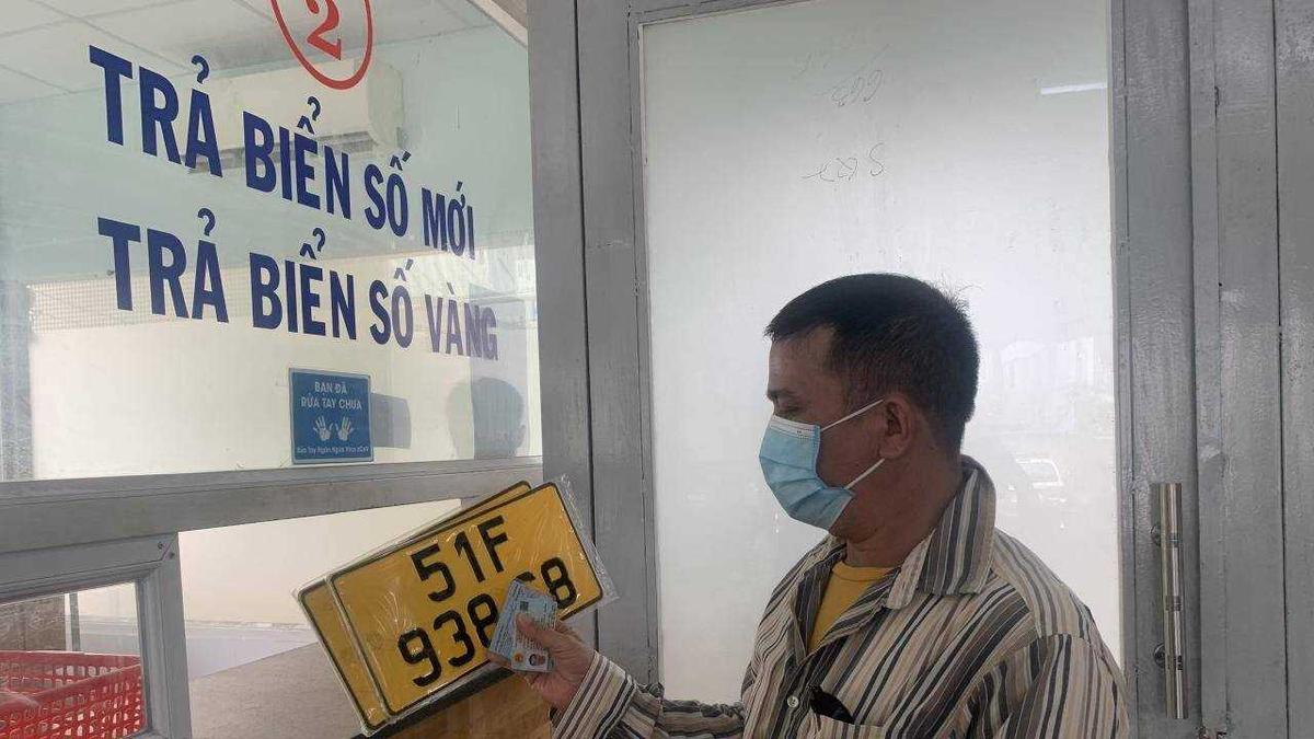 Người d&acirc;n vui mừng khi đổi được biển số v&agrave;ng.