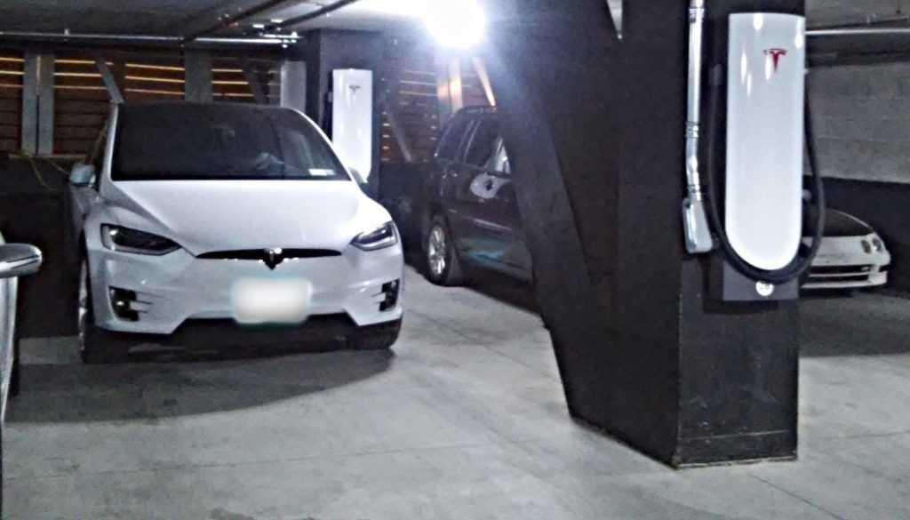 Một khách hàng đã bị thu phí 1.147 USD vì chiếm dụng trạm sạc quá lâu.