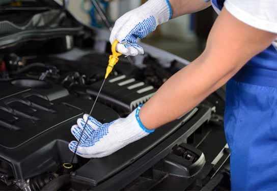 Vì sao dầu nhớt ô tô có màu đen? Nguyên nhân và cách khắc phục