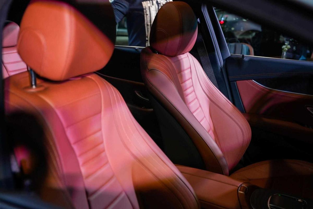 Nội thất Mercedes-Benz E 300 AMG