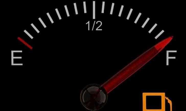 Đổ xăng đầy b&igrave;nh g&acirc;y ốn k&eacute;m chi ph&iacute;