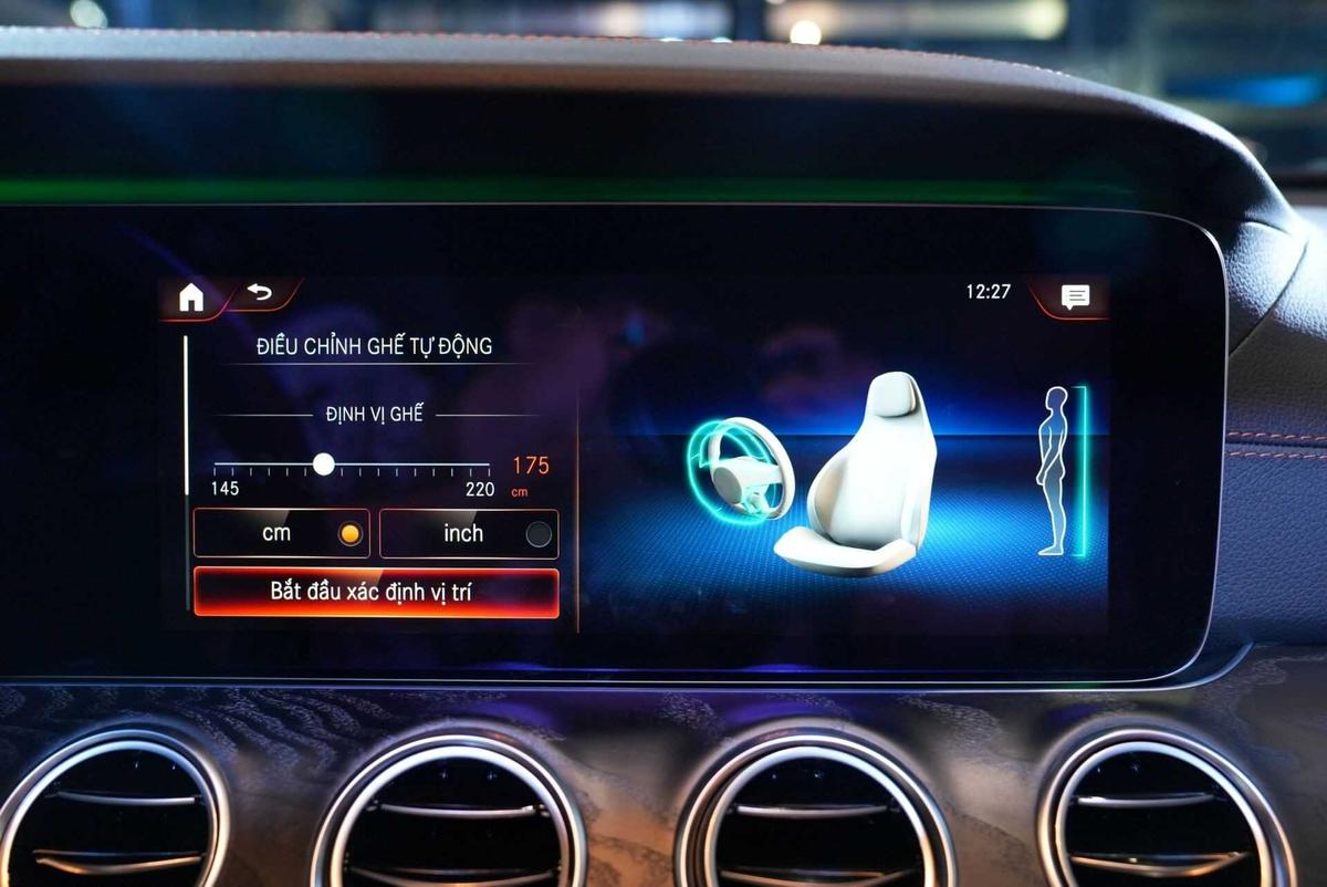 Nội thất Mercedes-Benz E 300 AMG