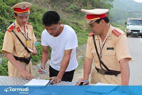 Vợ đi xe chồng, con mượn xe bố có bị phạt lỗi không chính chủ?