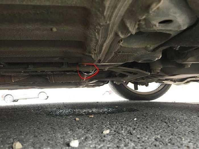 Kiểm tra gầm xe &ocirc; t&ocirc; 