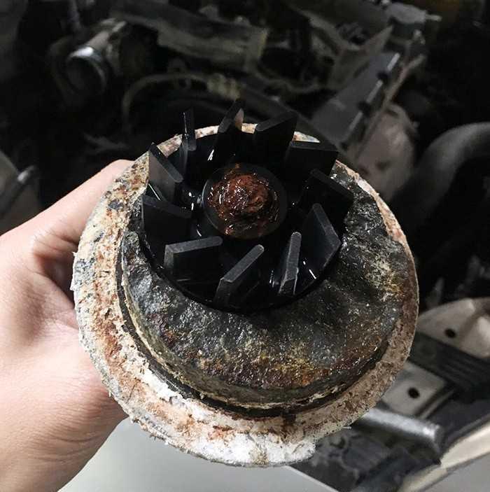 Một bộ phận của bơm nước l&agrave;m m&aacute;t bị hỏng khiến nhiệt độ m&aacute;y tăng cao. 