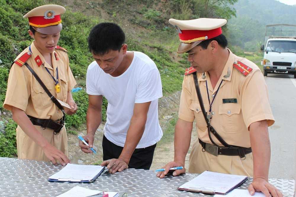 Vợ đi xe chồng, con mượn xe bố có bị phạt lỗi không chính chủ