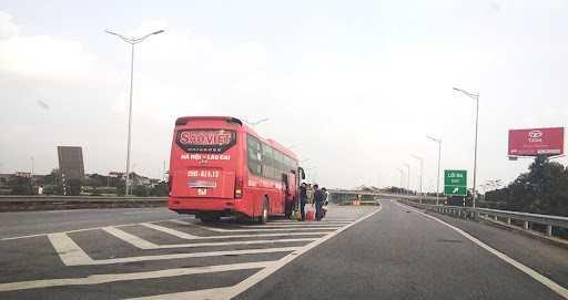 Ô tô đón khách trên đường cao tốc bị phạt tới 12 triệu