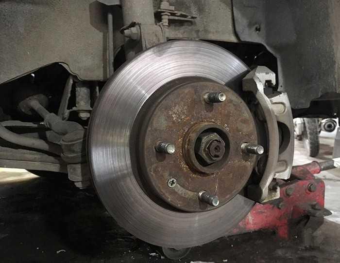 Phanh đĩa sau một thời gian sử dụng c&oacute; thể bị cong, v&ecirc;nh hoặc kh&ocirc;ng phẳng đều, l&agrave;m mất khả năng giảm tốc độ của xe.