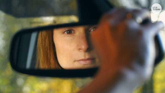 Quan s&aacute;t qua gương k&iacute;nh truyền thống c&oacute; độ thật v&agrave; quen thuộc hơn với c&aacute;c t&agrave;i xế l&acirc;u năm.