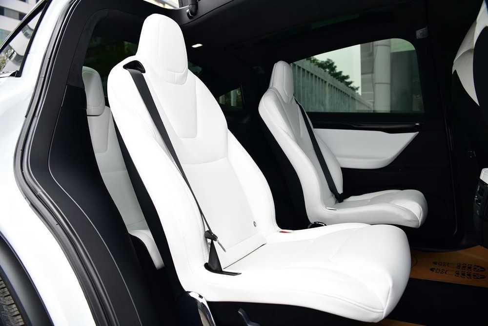 Khoang nội thất của Tesla Model X Performance 