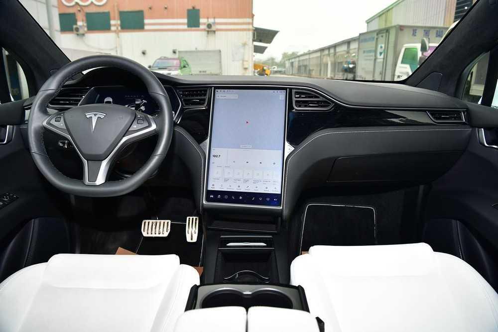 Màn hình cảm ứng đặt dọc trên Tesla Model X Performance
